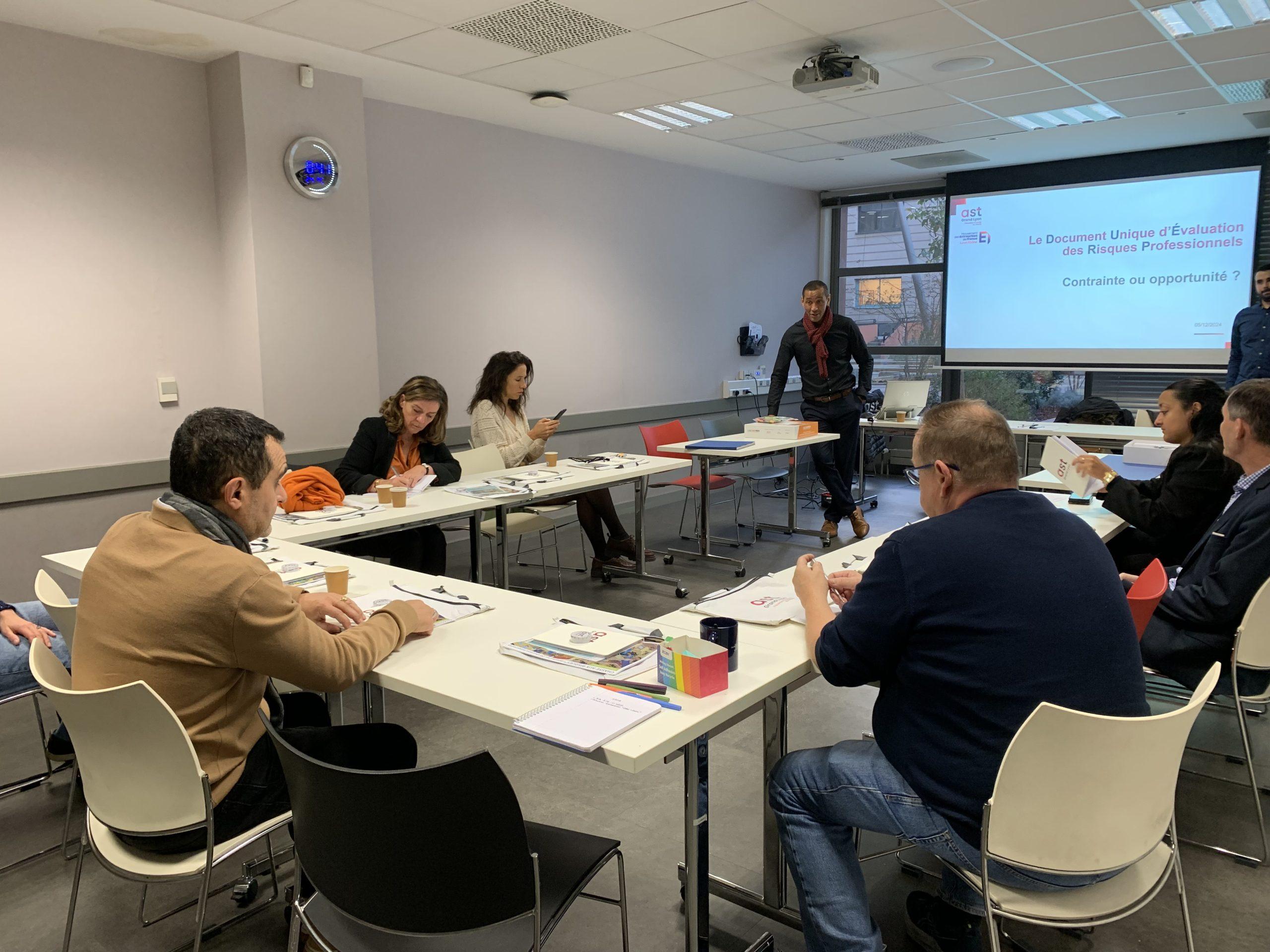 Groupe de personnes travaillant autour d'un atelier sur le DUERP